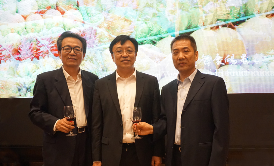 洪江遊出席“世界僑商海南行”活動並與海南省省長馮飛親切交流
